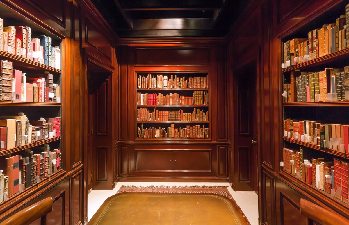 古い書籍と木製の机がある図書館