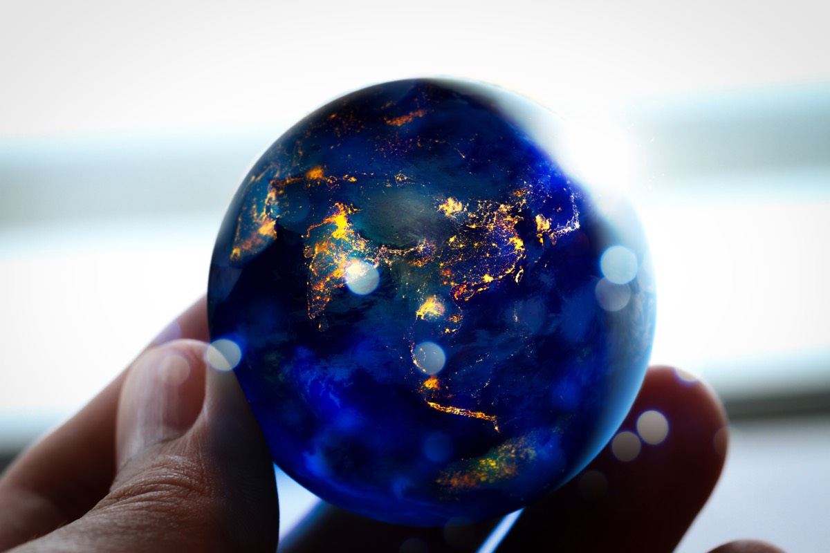 夜の地球を両手で包むイメージ
