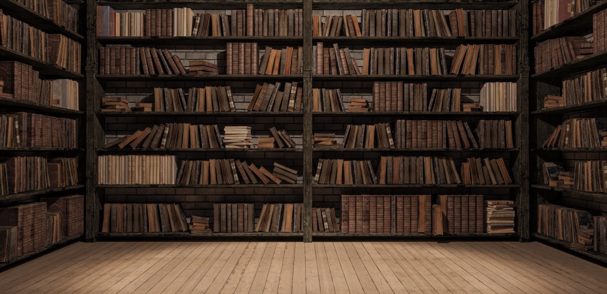 古い本が並ぶ図書館の書棚のイメージ