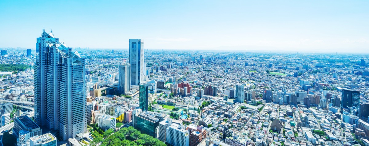 晴れた空の下に広がる東京新宿の街並み
